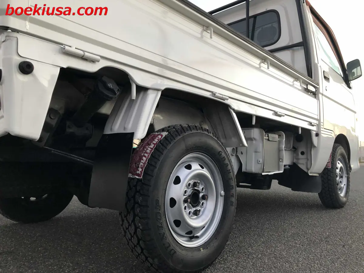 2000 Daihatsu Hijet 4x4, a white Kei Truck, for sale at Boeki USA in Paterson, NJ (photo 6 of 20)