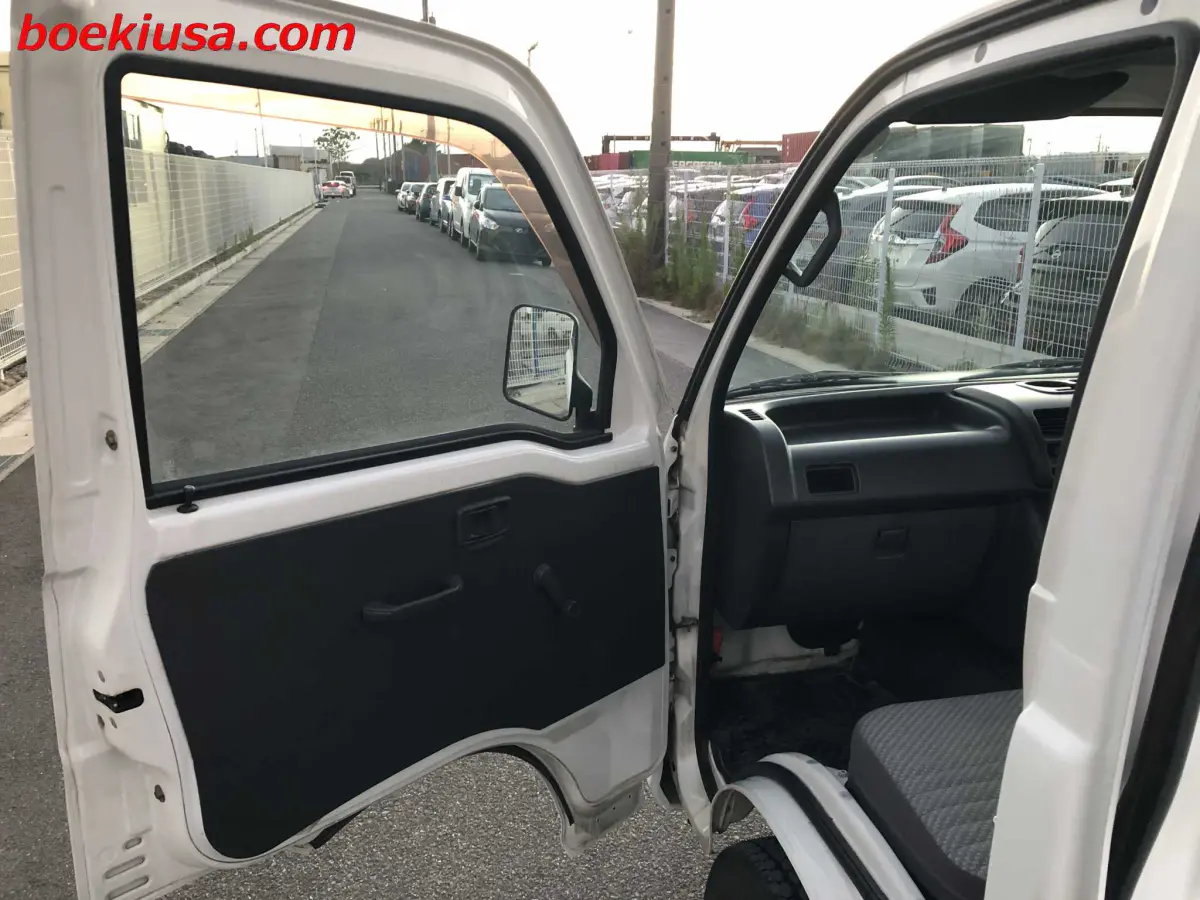 2000 Daihatsu Hijet 4x4, a white Kei Truck, for sale at Boeki USA in Paterson, NJ (photo 8 of 20)