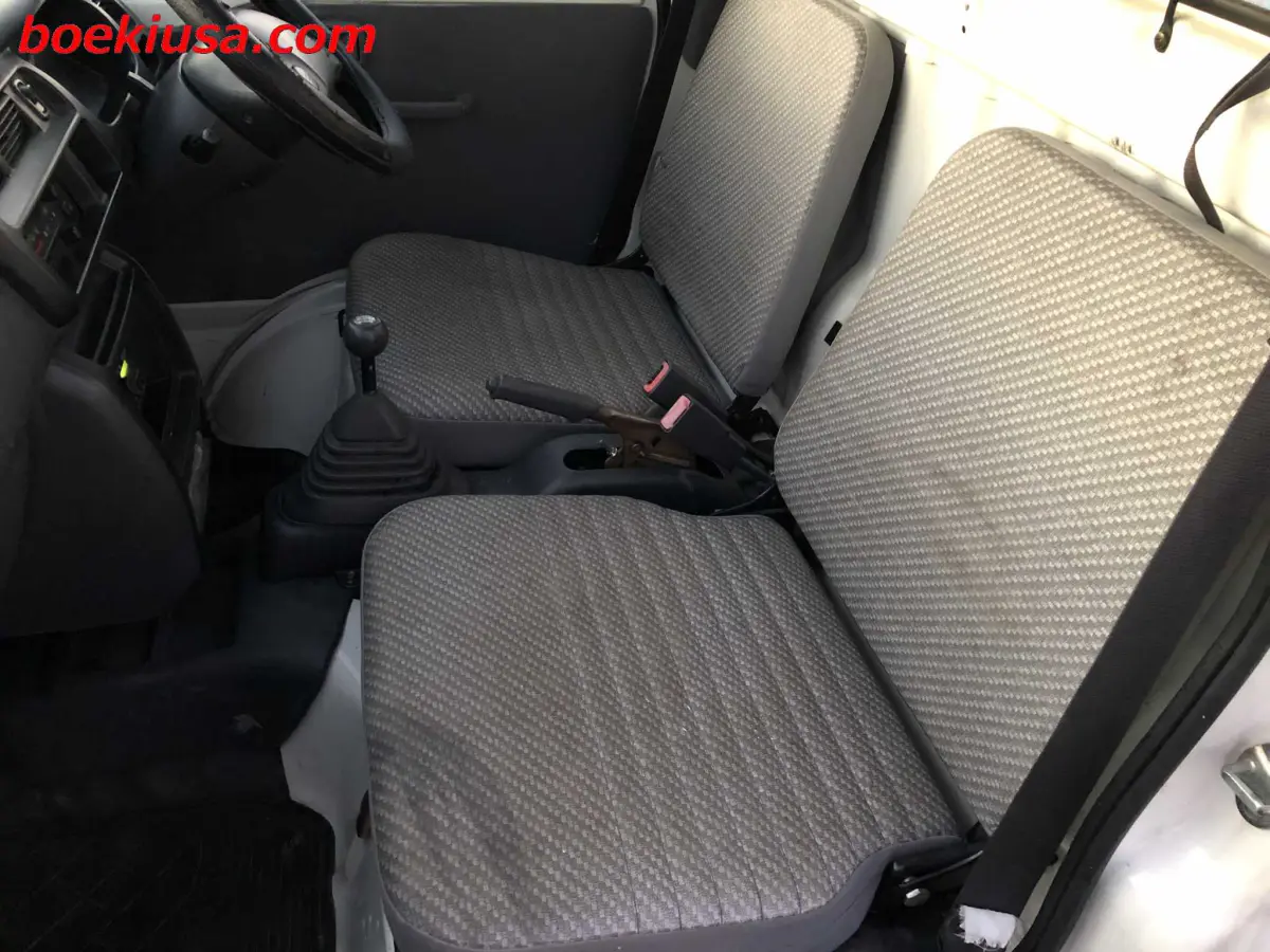 2000 Daihatsu Hijet 4x4, a white Kei Truck, for sale at Boeki USA in Paterson, NJ (photo 10 of 20)