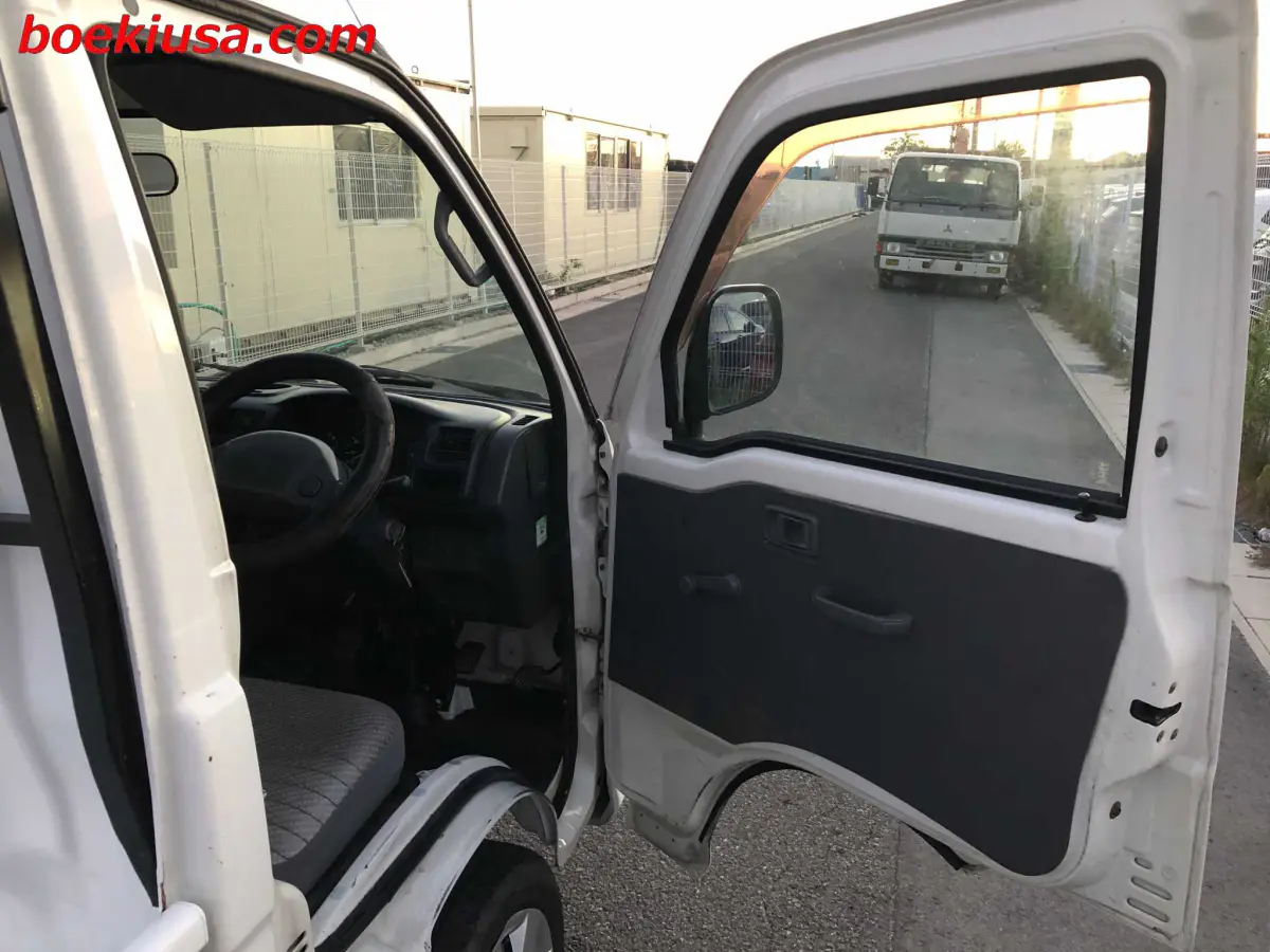 2000 Daihatsu Hijet 4x4, a white Kei Truck, for sale at Boeki USA in Paterson, NJ (photo 12 of 20)