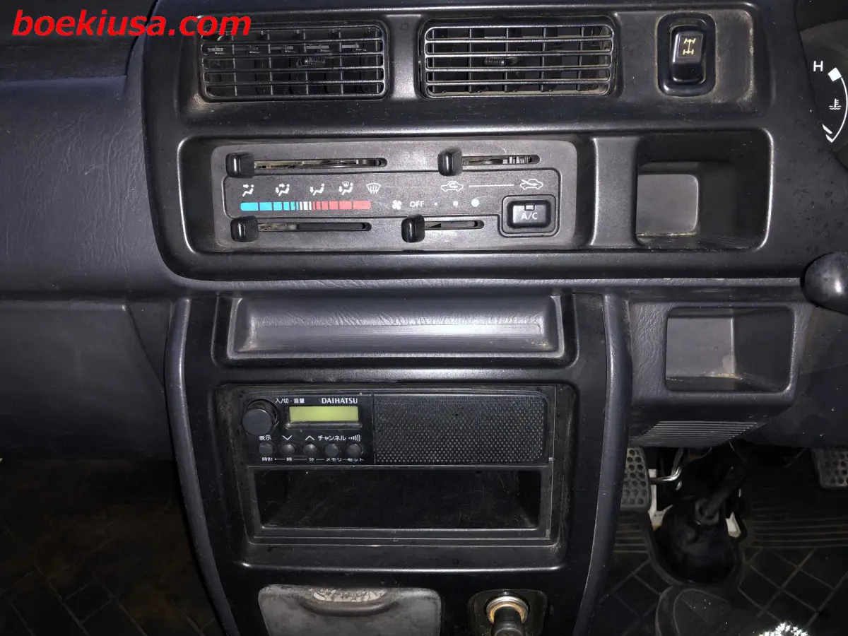 2000 Daihatsu Hijet 4x4, a white Kei Truck, for sale at Boeki USA in Paterson, NJ (photo 17 of 20)