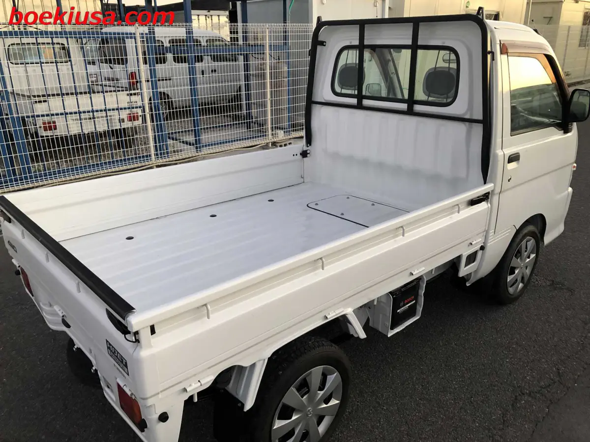 2000 Daihatsu Hijet 4x4, a white Kei Truck, for sale at Boeki USA in Paterson, NJ (photo 4 of 20)