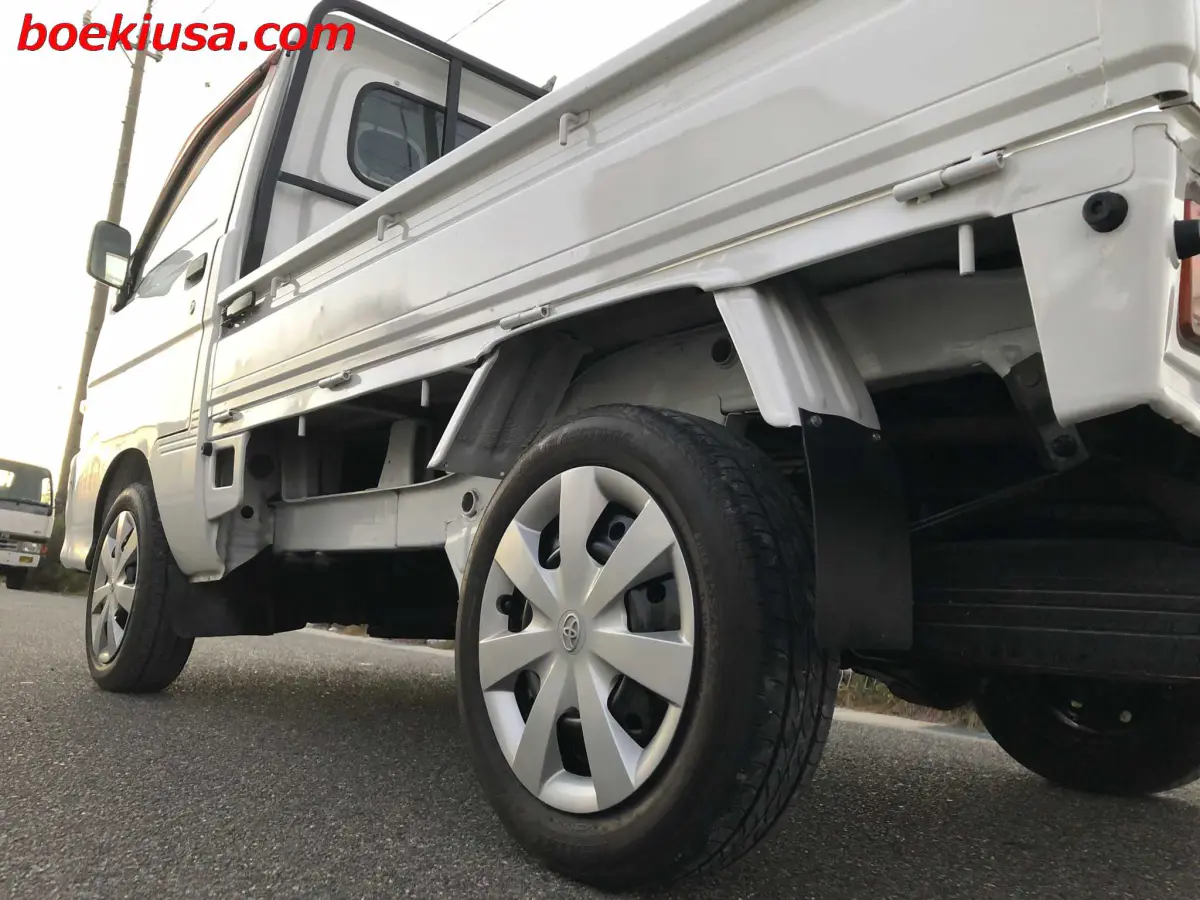 2000 Daihatsu Hijet 4x4, a white Kei Truck, for sale at Boeki USA in Paterson, NJ (photo 5 of 20)