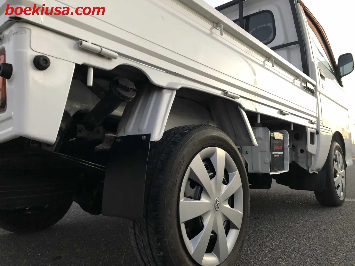 2000 Daihatsu Hijet 4x4, a white Kei Truck, for sale at Boeki USA in Paterson, NJ (photo 6 of 20)