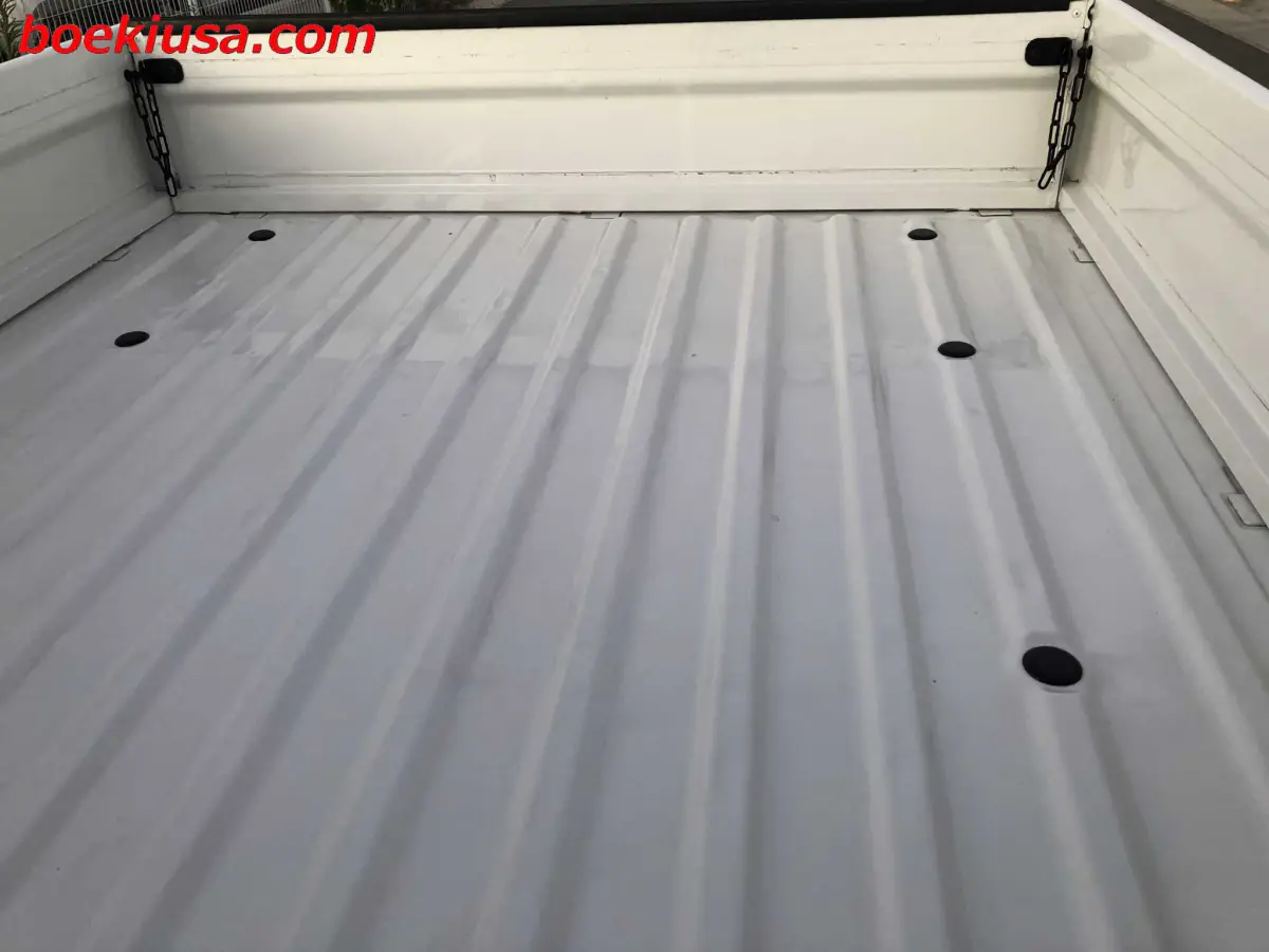 2000 Daihatsu Hijet 4x4, a white Kei Truck, for sale at Boeki USA in Paterson, NJ (photo 7 of 20)