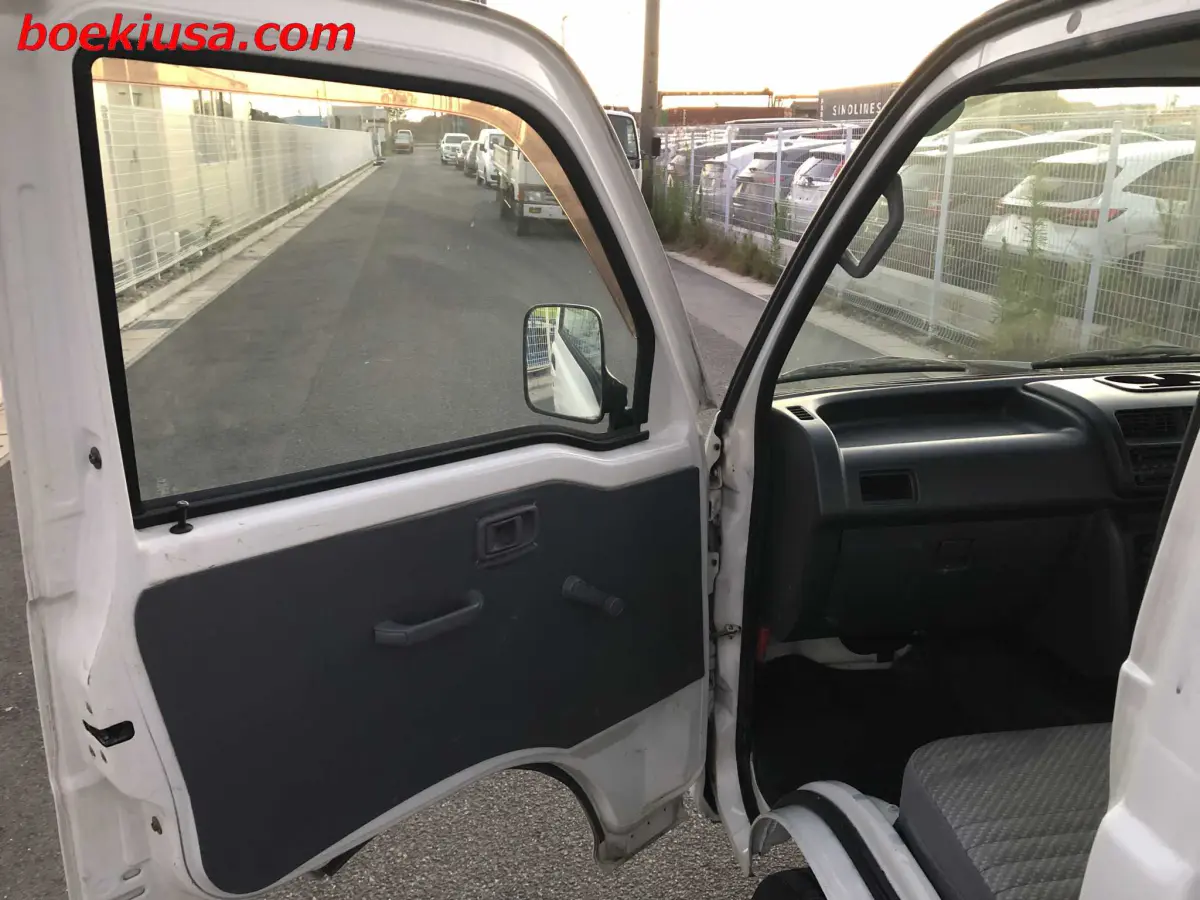 2000 Daihatsu Hijet 4x4, a white Kei Truck, for sale at Boeki USA in Paterson, NJ (photo 8 of 20)