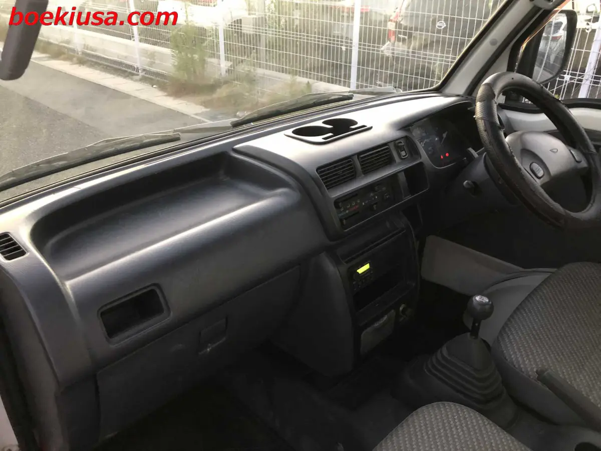 2000 Daihatsu Hijet 4x4, a white Kei Truck, for sale at Boeki USA in Paterson, NJ (photo 9 of 20)