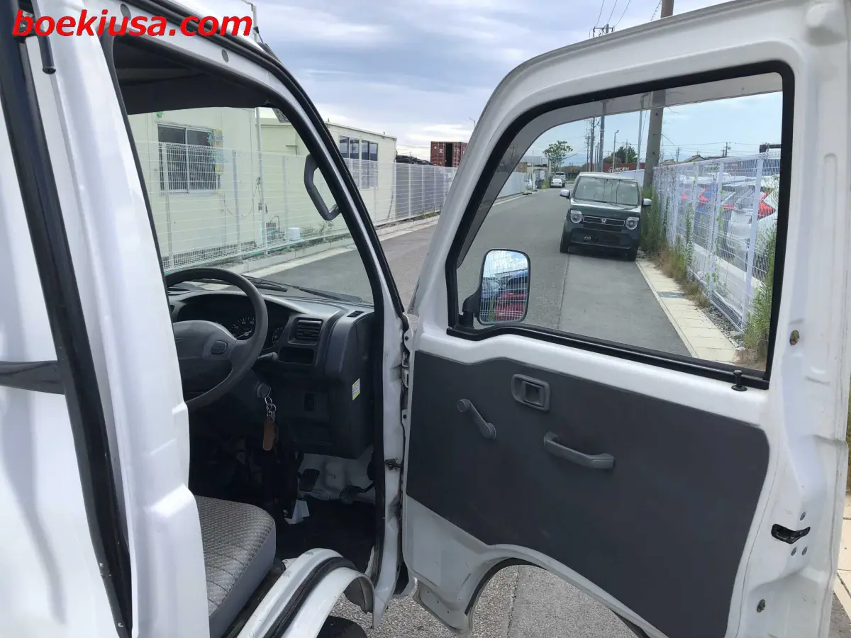 2000 Daihatsu Hijet 4x4, a white Kei Truck, for sale at Boeki USA in Paterson, NJ (photo 12 of 20)