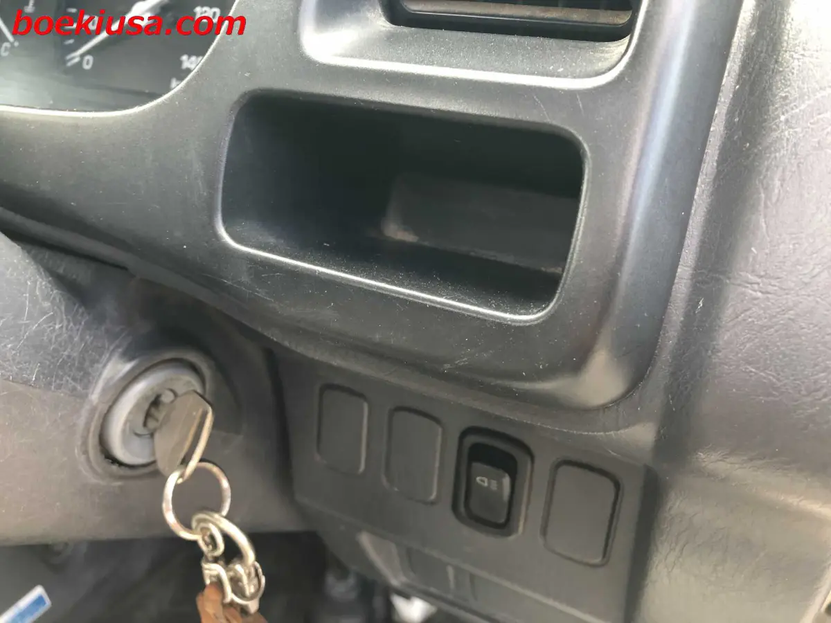 2000 Daihatsu Hijet 4x4, a white Kei Truck, for sale at Boeki USA in Paterson, NJ (photo 16 of 20)