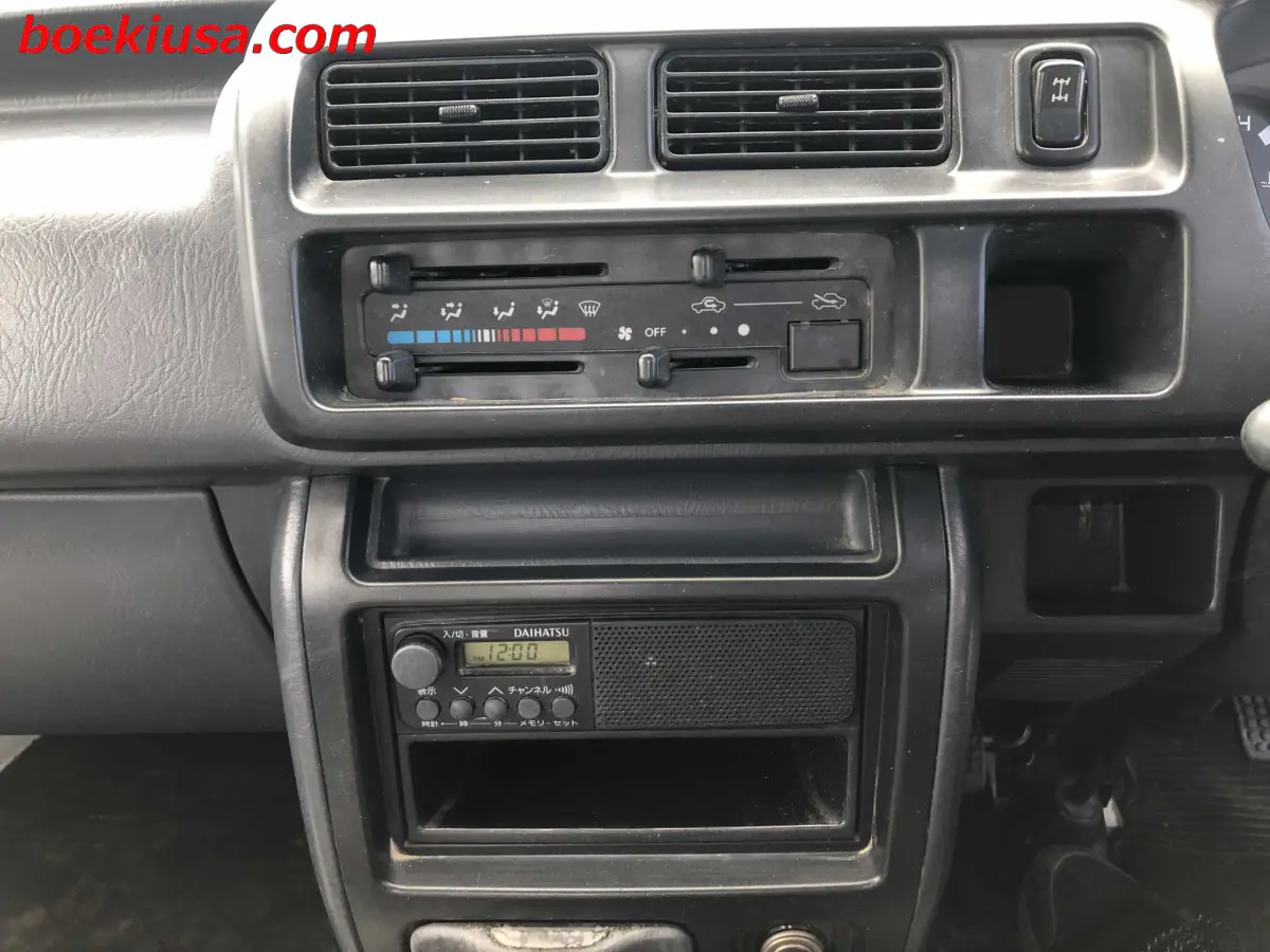 2000 Daihatsu Hijet 4x4, a white Kei Truck, for sale at Boeki USA in Paterson, NJ (photo 17 of 20)