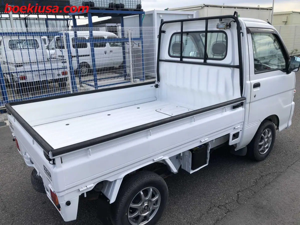 2000 Daihatsu Hijet 4x4, a white Kei Truck, for sale at Boeki USA in Paterson, NJ (photo 4 of 20)