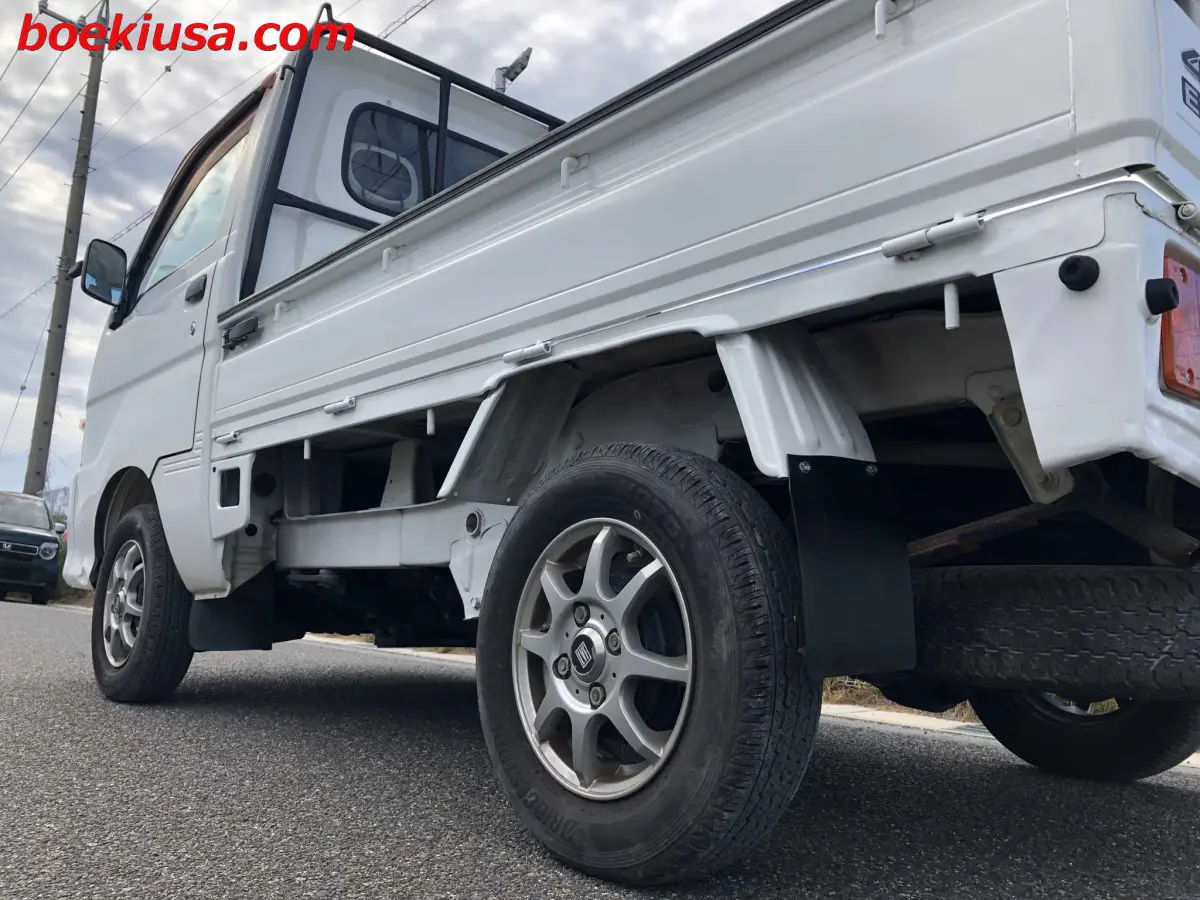 2000 Daihatsu Hijet 4x4, a white Kei Truck, for sale at Boeki USA in Paterson, NJ (photo 5 of 20)