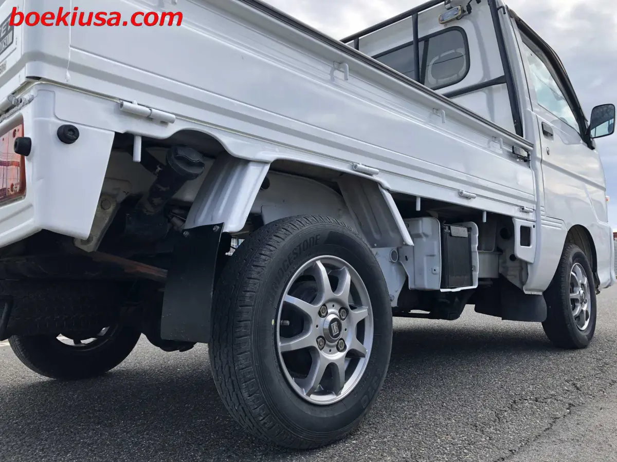 2000 Daihatsu Hijet 4x4, a white Kei Truck, for sale at Boeki USA in Paterson, NJ (photo 6 of 20)