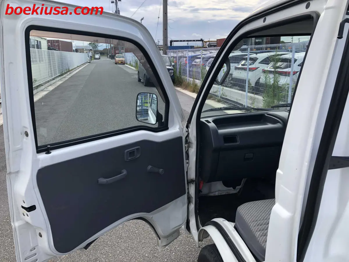 2000 Daihatsu Hijet 4x4, a white Kei Truck, for sale at Boeki USA in Paterson, NJ (photo 8 of 20)