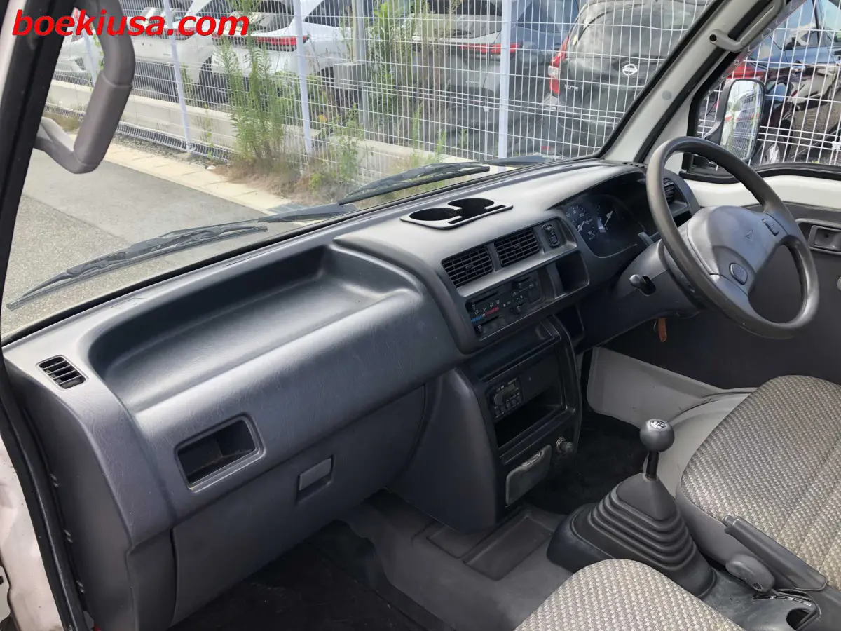 2000 Daihatsu Hijet 4x4, a white Kei Truck, for sale at Boeki USA in Paterson, NJ (photo 9 of 20)