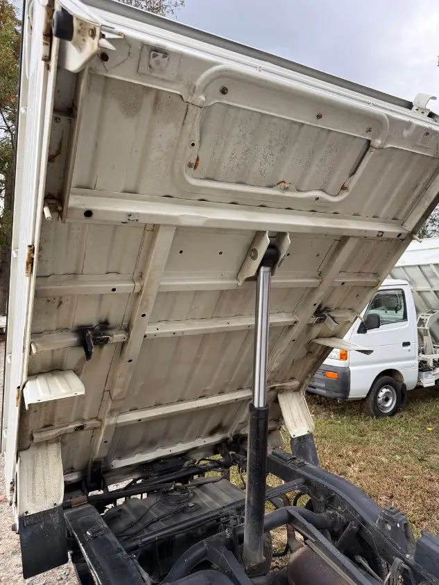 2000 Daihatsu Hijet Dump 4WD, a white Kei Truck, for sale at Mayberry Mini Trucks in Mount Airy, NC (photo 16 of 20)