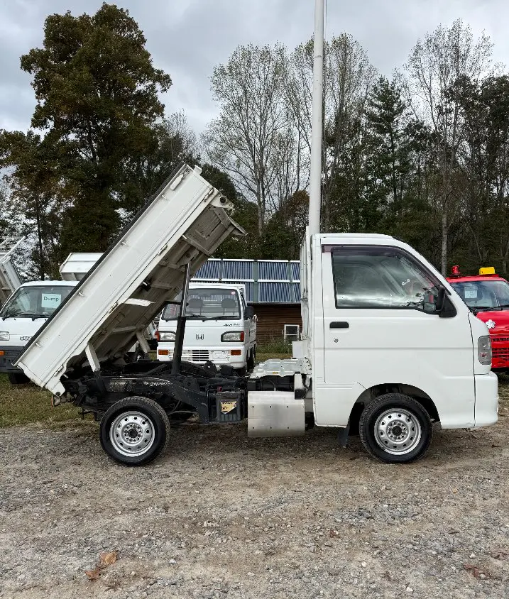 2000 Daihatsu Hijet Dump 4WD, a white Kei Truck, for sale at Mayberry Mini Trucks in Mount Airy, NC (photo 4 of 20)