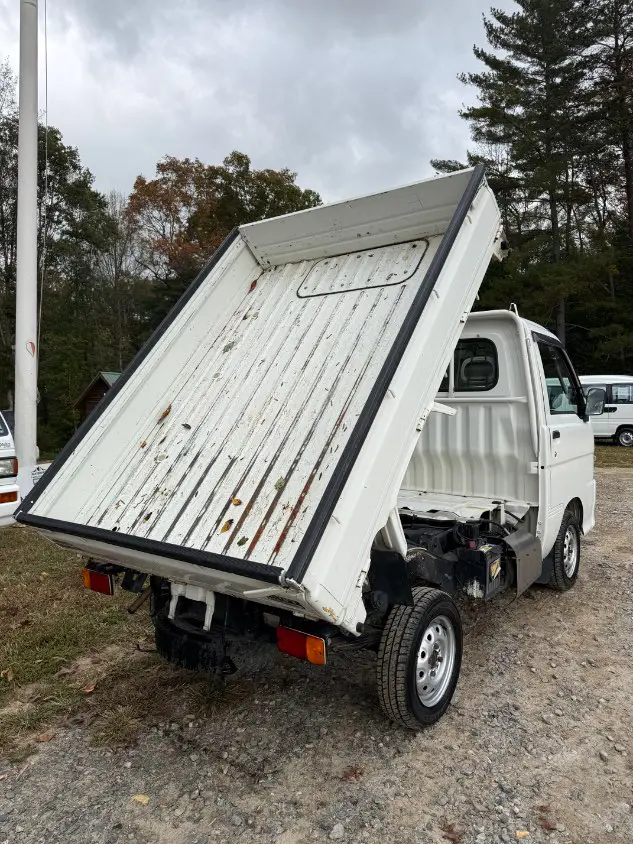 2000 Daihatsu Hijet Dump 4WD, a white Kei Truck, for sale at Mayberry Mini Trucks in Mount Airy, NC (photo 5 of 20)