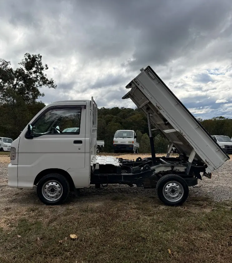2000 Daihatsu Hijet Dump 4WD, a white Kei Truck, for sale at Mayberry Mini Trucks in Mount Airy, NC (photo 8 of 20)