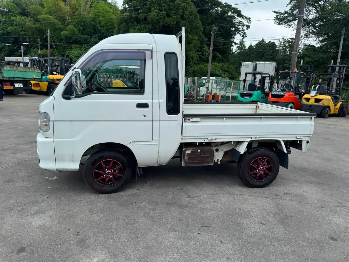 2000 Daihatsu Hijet Jumbo 4x4 A/T, a white Kei Truck, for sale at Skyline Kei Trucks in Houston, TX (photo 4 of 8)