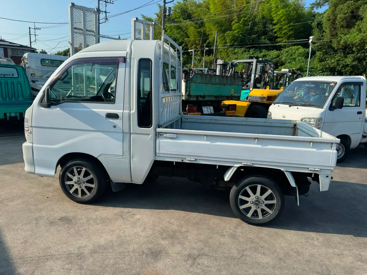 2000 Daihatsu Hijet Jumbo 4x4 M/T, a white Kei Truck, for sale at Skyline Kei Trucks in Houston, TX (photo 3 of 12)