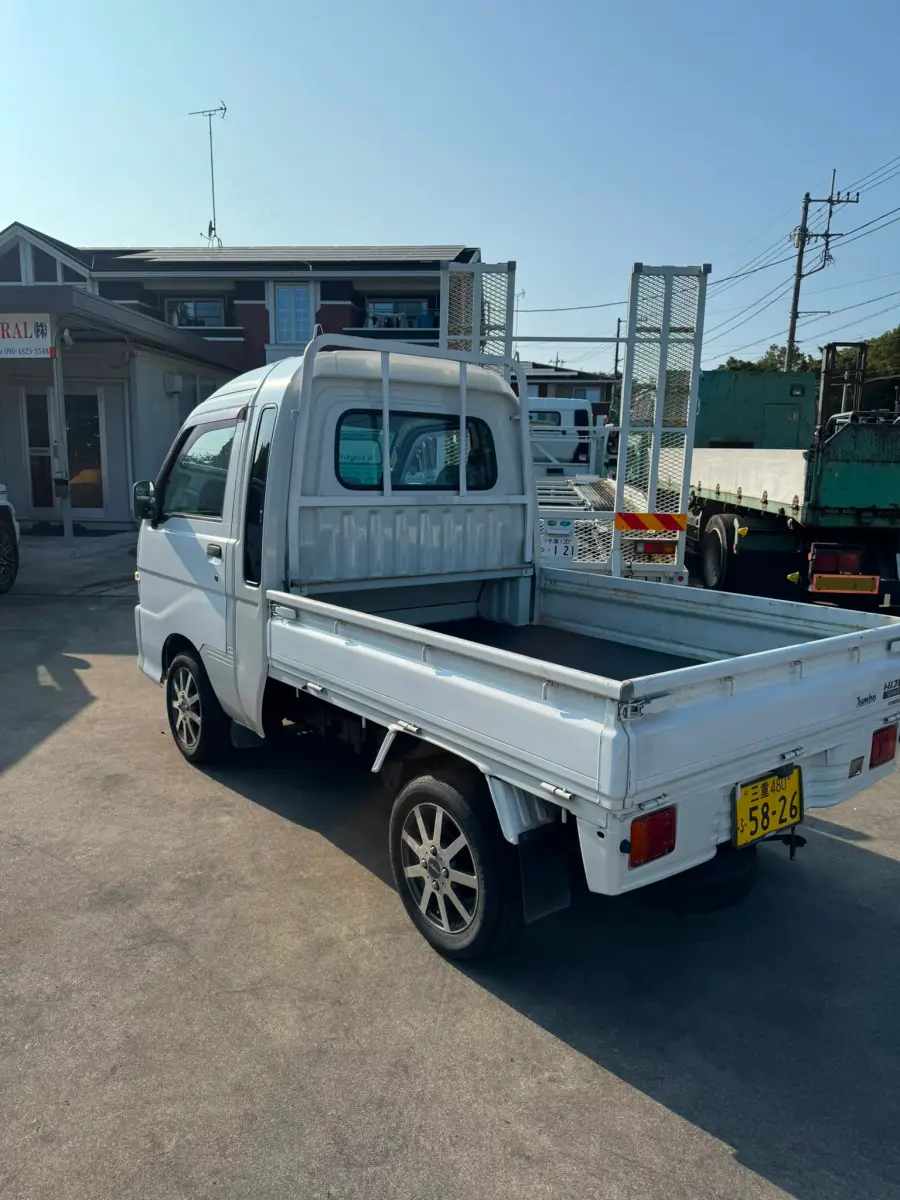 2000 Daihatsu Hijet Jumbo 4x4 M/T, a white Kei Truck, for sale at Skyline Kei Trucks in Houston, TX (photo 4 of 12)