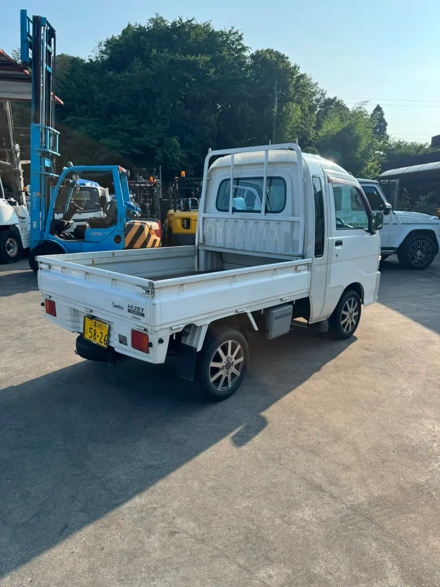 2000 Daihatsu Hijet Jumbo 4x4 M/T, a white Kei Truck, for sale at Skyline Kei Trucks in Houston, TX (photo 6 of 12)