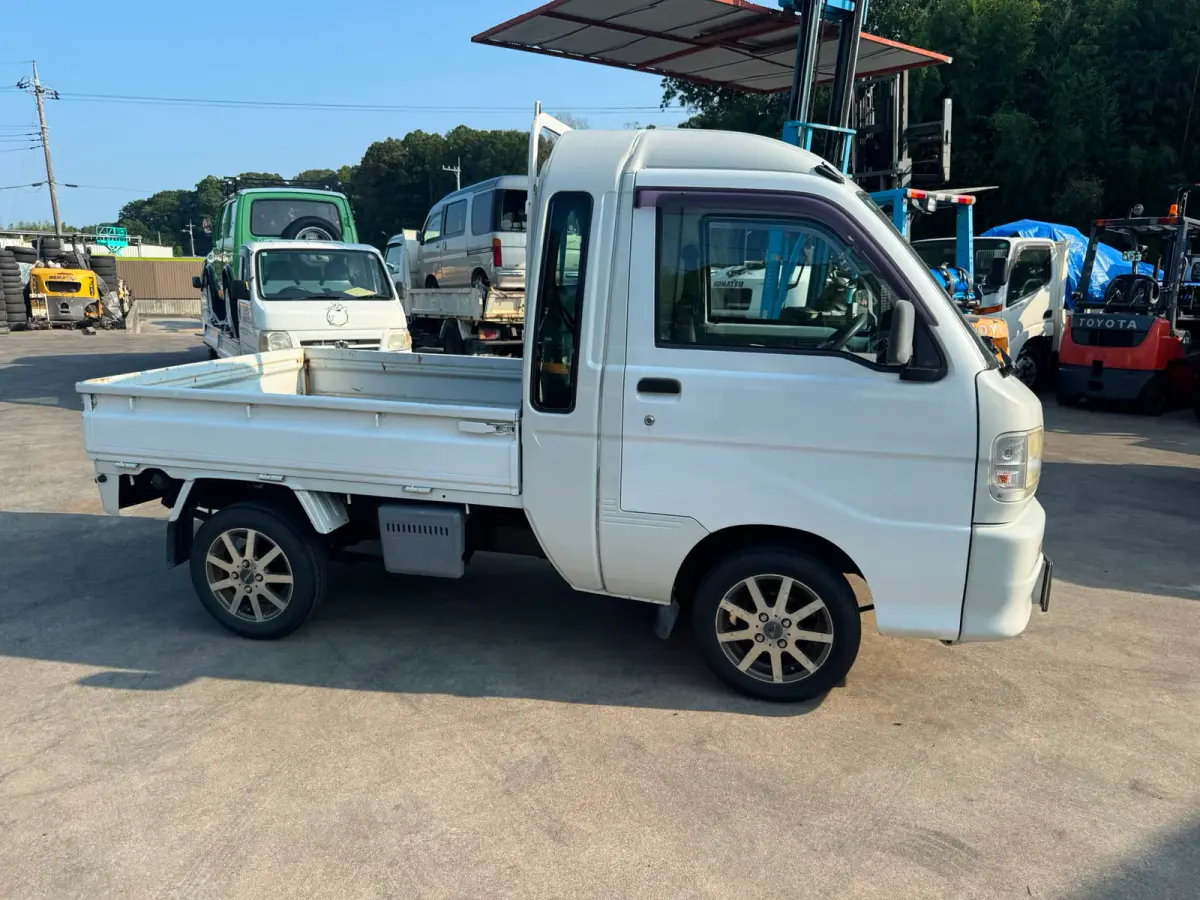 2000 Daihatsu Hijet Jumbo 4x4 M/T, a white Kei Truck, for sale at Skyline Kei Trucks in Houston, TX (photo 7 of 12)