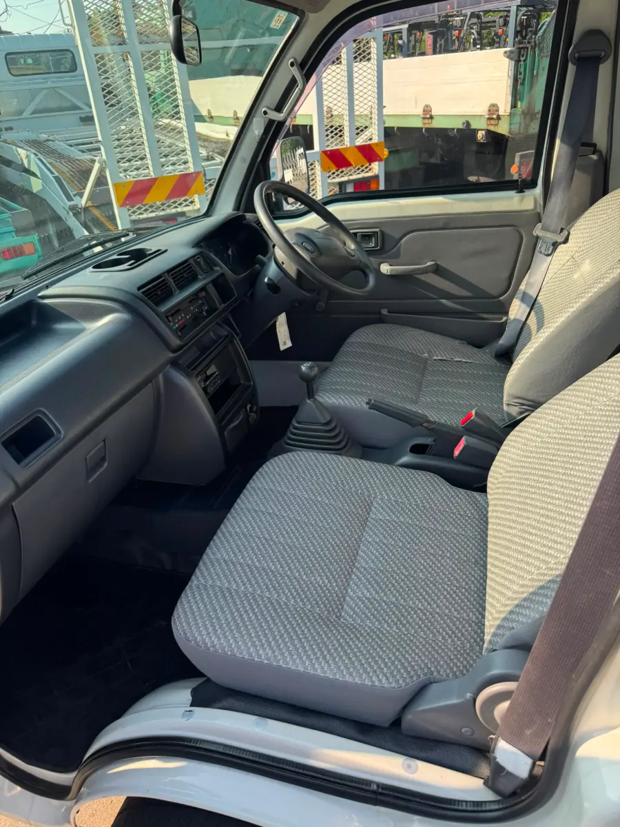 2000 Daihatsu Hijet Jumbo 4x4 M/T, a white Kei Truck, for sale at Skyline Kei Trucks in Houston, TX (photo 8 of 12)