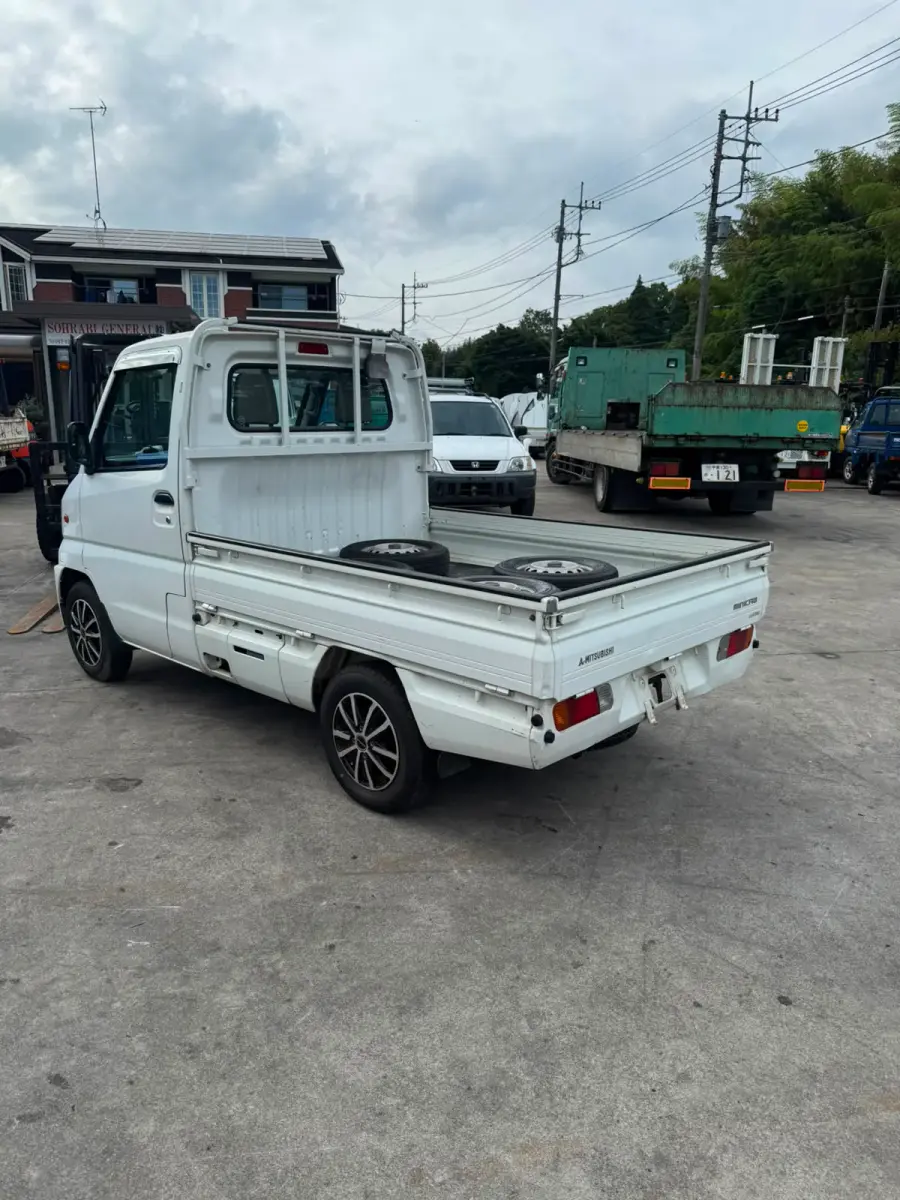 2000 Mitsubishi Minicab 4x4, a white Kei Truck, for sale at Skyline Kei Trucks in Houston, TX (photo 1 of 14)