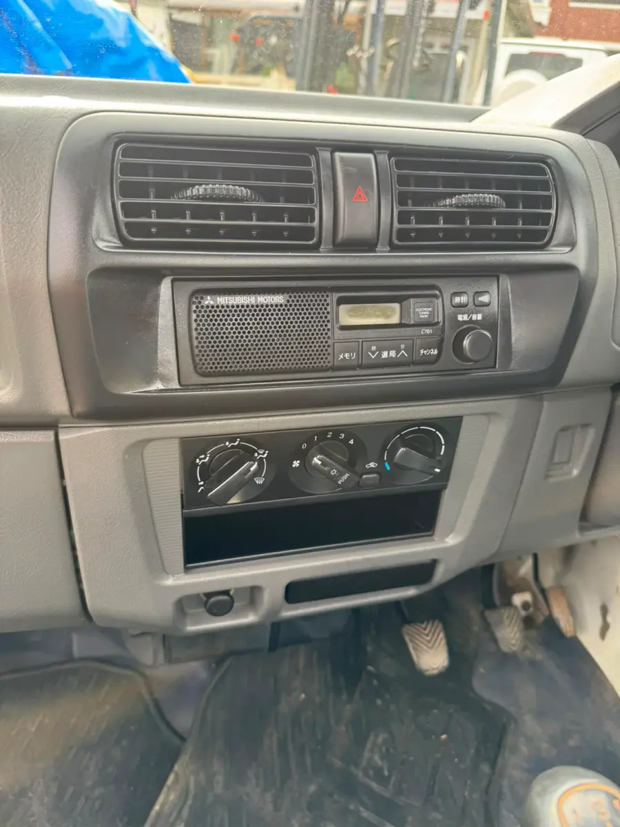 2000 Mitsubishi Minicab 4x4, a white Kei Truck, for sale at Skyline Kei Trucks in Houston, TX (photo 10 of 14)
