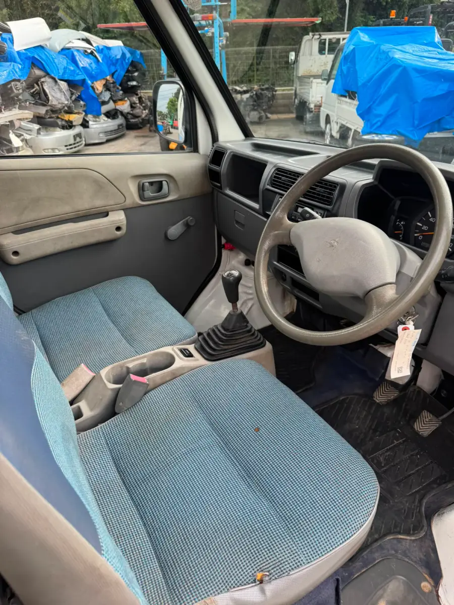 2000 Mitsubishi Minicab 4x4, a white Kei Truck, for sale at Skyline Kei Trucks in Houston, TX (photo 12 of 14)