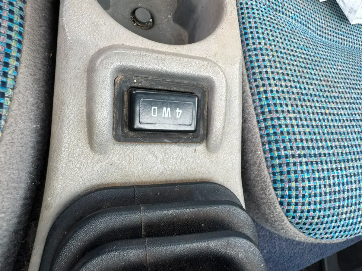 2000 Mitsubishi Minicab 4x4, a white Kei Truck, for sale at Skyline Kei Trucks in Houston, TX (photo 13 of 14)