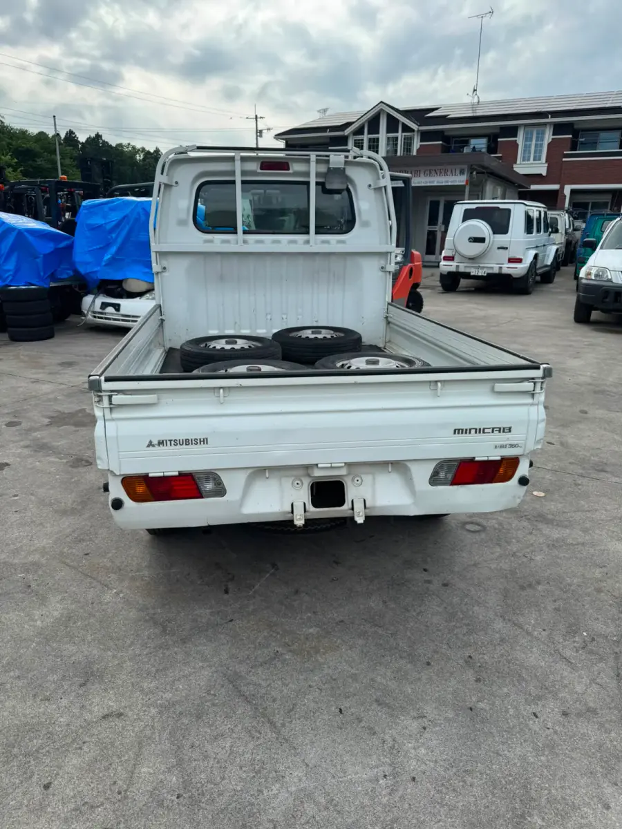 2000 Mitsubishi Minicab 4x4, a white Kei Truck, for sale at Skyline Kei Trucks in Houston, TX (photo 2 of 14)
