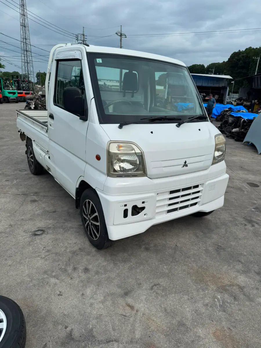 2000 Mitsubishi Minicab 4x4, a white Kei Truck, for sale at Skyline Kei Trucks in Houston, TX (photo 4 of 14)