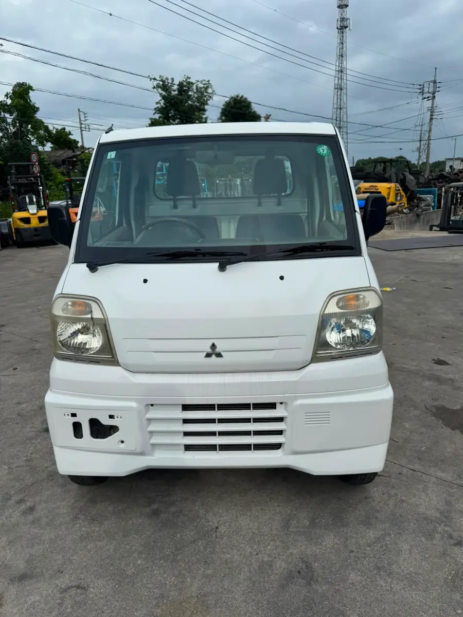 2000 Mitsubishi Minicab 4x4, a white Kei Truck, for sale at Skyline Kei Trucks in Houston, TX (photo 5 of 14)
