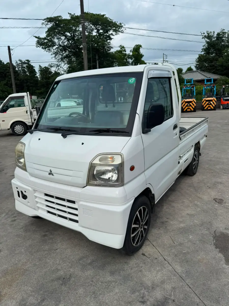 2000 Mitsubishi Minicab 4x4, a white Kei Truck, for sale at Skyline Kei Trucks in Houston, TX (photo 6 of 14)