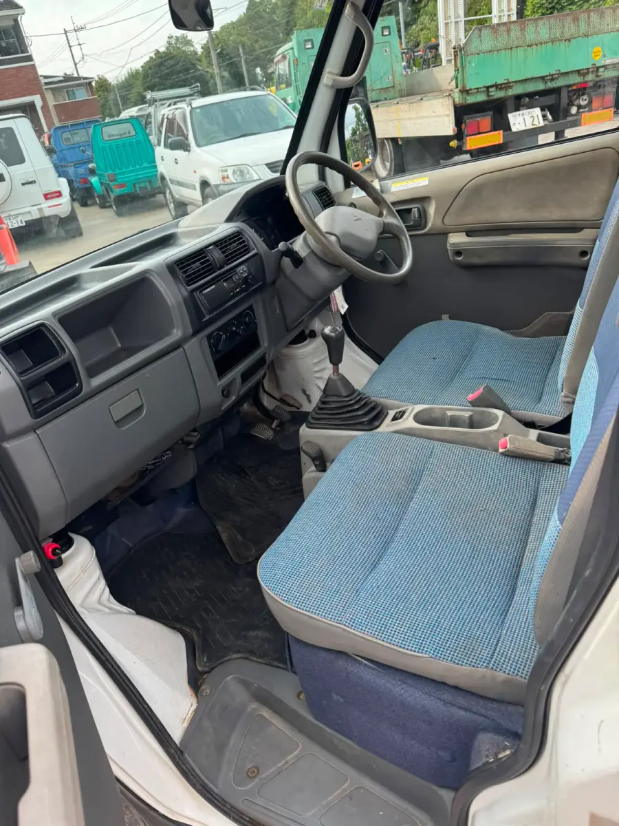 2000 Mitsubishi Minicab 4x4, a white Kei Truck, for sale at Skyline Kei Trucks in Houston, TX (photo 9 of 14)