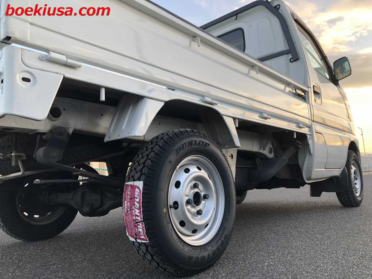 2000 Suzuki Carry 4x4, a white Kei Truck, for sale at Boeki USA in Paterson, NJ (photo 6 of 20)