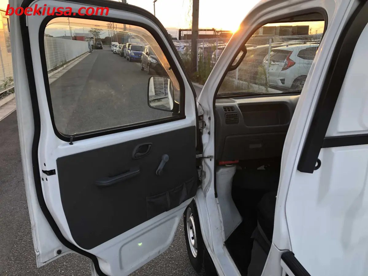 2000 Suzuki Carry 4x4, a white Kei Truck, for sale at Boeki USA in Paterson, NJ (photo 8 of 20)