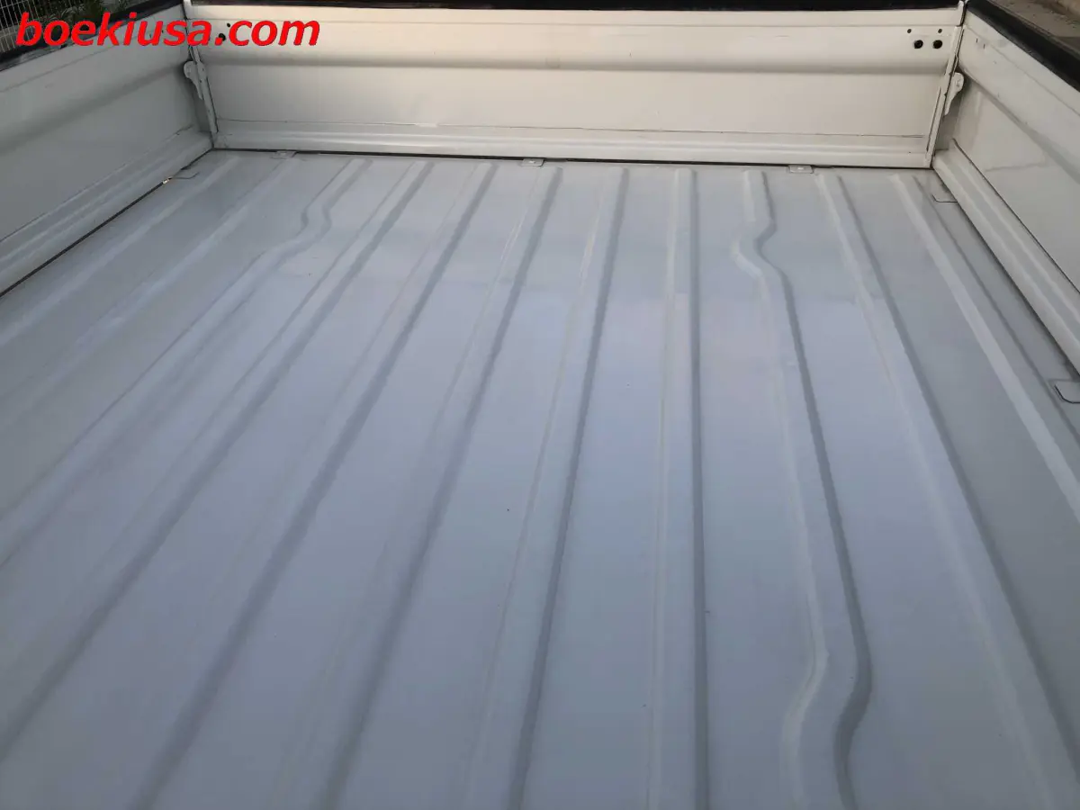 2000 Suzuki Carry 4x4, a white Kei Truck, for sale at Boeki USA in Paterson, NJ (photo 7 of 20)