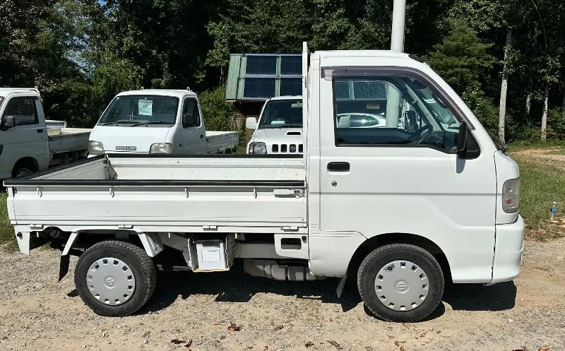2001 Daihatsu Hijet 4WD, a white Kei Truck, for sale at Mayberry Mini Trucks in Mount Airy, NC (photo 4 of 15)