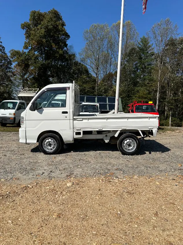 2001 Daihatsu Hijet 4WD, a white Kei Truck, for sale at Mayberry Mini Trucks in Mount Airy, NC (photo 13 of 20)