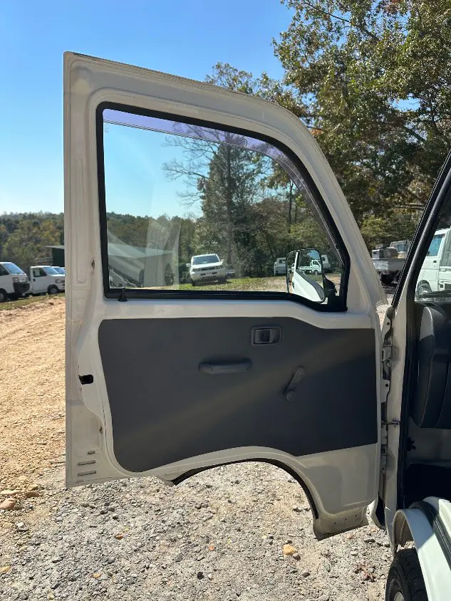 2001 Daihatsu Hijet 4WD, a white Kei Truck, for sale at Mayberry Mini Trucks in Mount Airy, NC (photo 14 of 20)