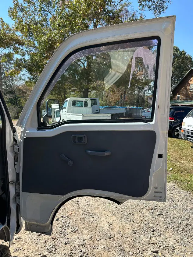 2001 Daihatsu Hijet 4WD, a white Kei Truck, for sale at Mayberry Mini Trucks in Mount Airy, NC (photo 16 of 20)