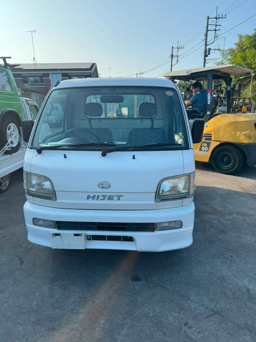 2001 Daihatsu Hijet 4x4, a white Kei Truck, for sale at Skyline Kei Trucks in Houston, TX (photo 2 of 10)