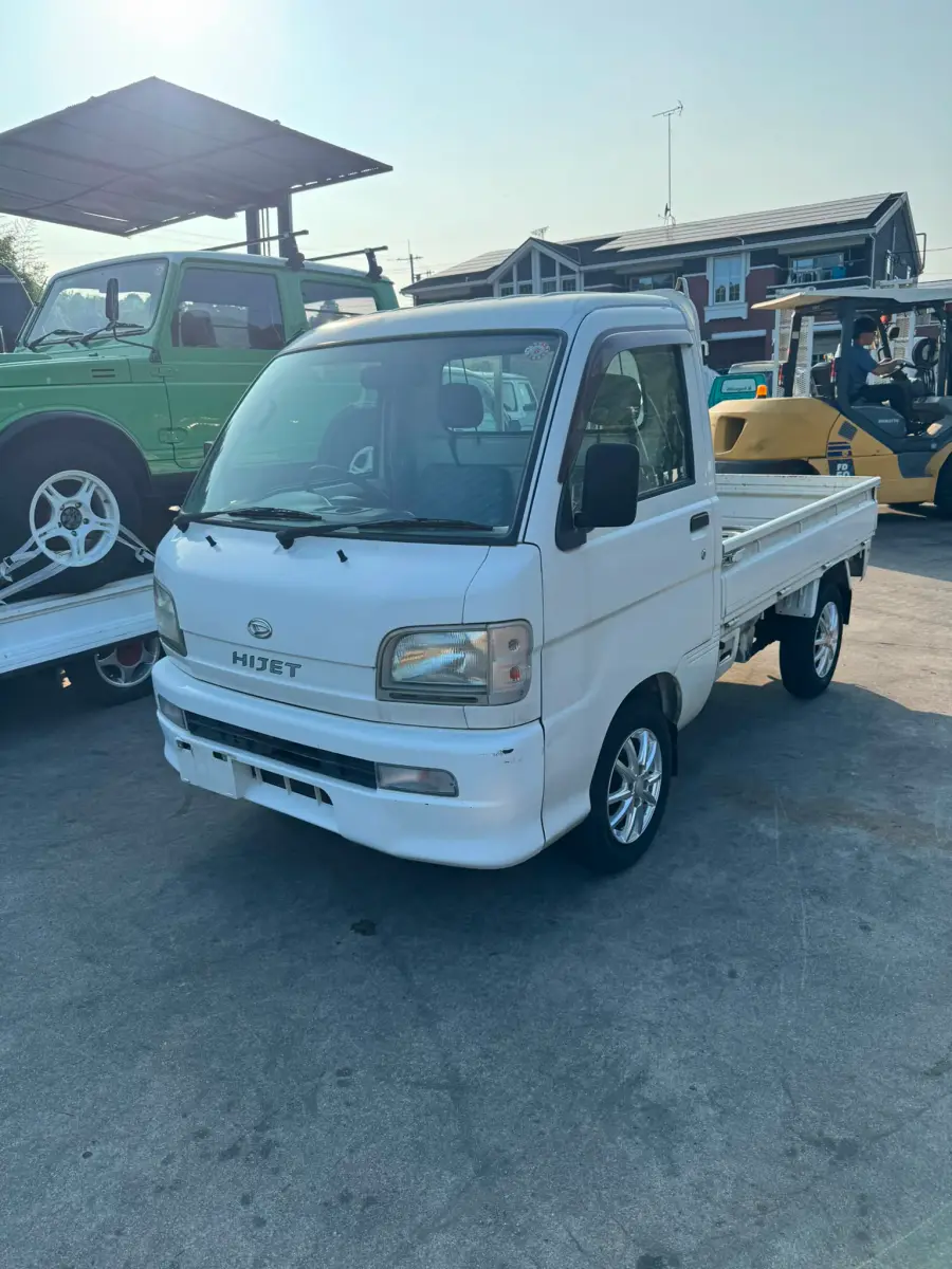 2001 Daihatsu Hijet 4x4, a white Kei Truck, for sale at Skyline Kei Trucks in Houston, TX (photo 3 of 10)