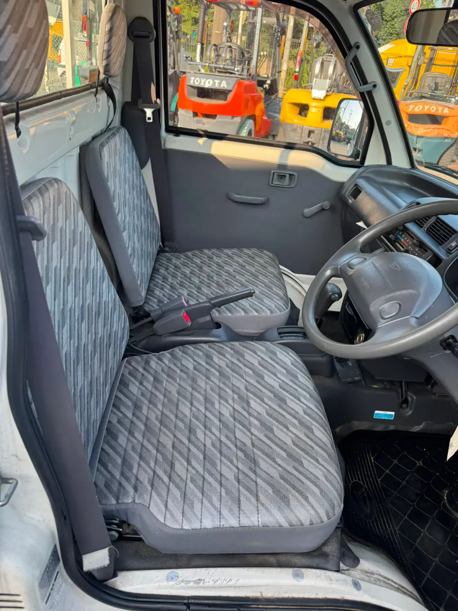 2001 Daihatsu Hijet 4x4, a white Kei Truck, for sale at Skyline Kei Trucks in Houston, TX (photo 8 of 10)