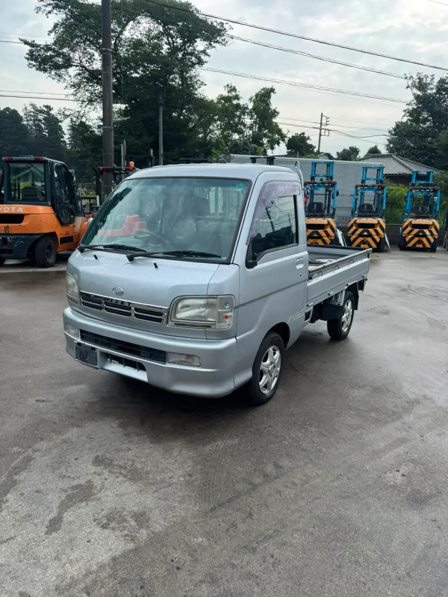 2001 Daihatsu Hijet 4x4 M/T, a silver Kei Truck, for sale at Skyline Kei Trucks in Houston, TX (photo 3 of 11)