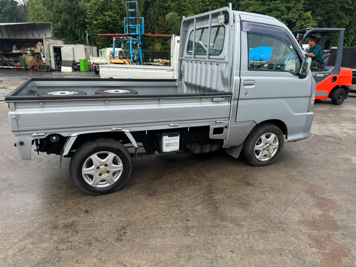 2001 Daihatsu Hijet 4x4 M/T, a silver Kei Truck, for sale at Skyline Kei Trucks in Houston, TX (photo 7 of 11)
